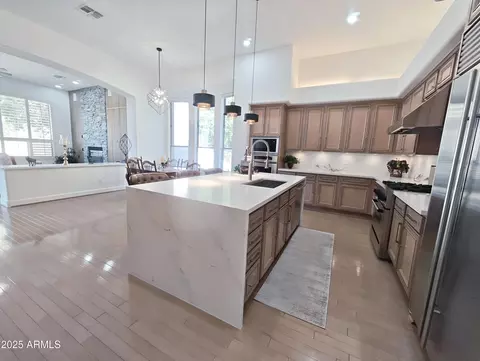 Kitchen - 136 E Desert Wind Dr, Phoenix, AZ 85048 photo 8 of 13