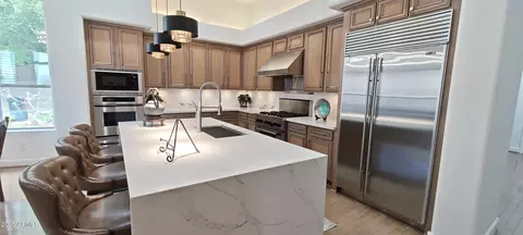 Kitchen - 136 E Desert Wind Dr, Phoenix, AZ 85048 photo 6 of 13