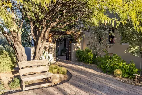 8300 E Dixileta Dr #211, Scottsdale, AZ 85266