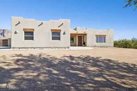 Exterior - 103 S Sixshooter Rd S, Apache Junction, AZ 85119 photo 5 of 12