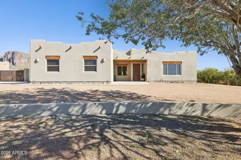 Exterior - 103 S Sixshooter Rd S, Apache Junction, AZ 85119 photo 4 of 12