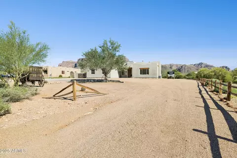Exterior - 103 S Sixshooter Rd S, Apache Junction, AZ 85119 photo 3 of 12