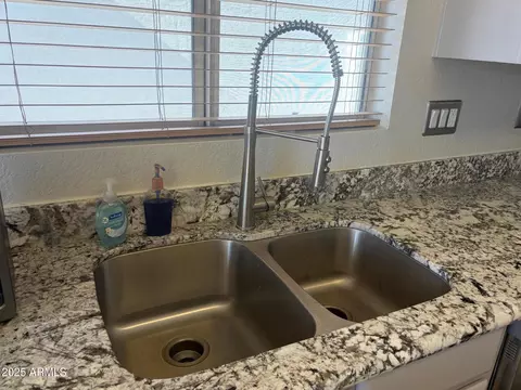 Kitchen - 112 W Smoke Tree Rd, Gilbert, AZ 85233 photo 5 of 6
