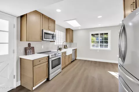 Kitchen - 3828 E Sahuaro Dr, Phoenix, AZ 85028 photo 1 of 2