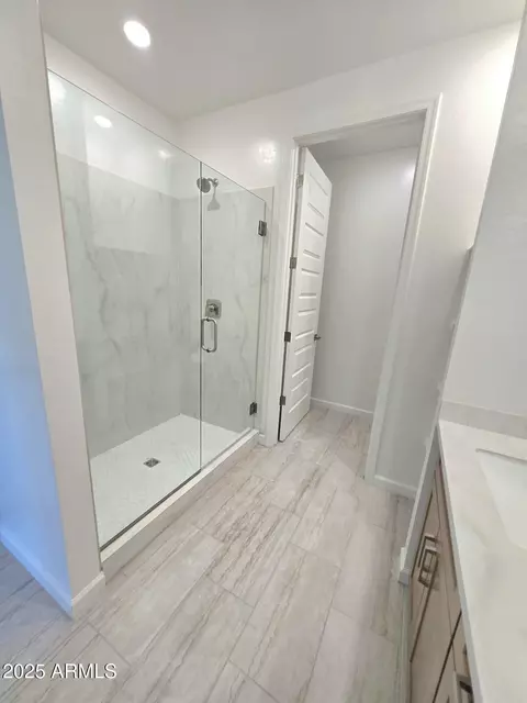 Bath - 9816 S 11th Pl, Phoenix, AZ 85042 photo 5 of 8