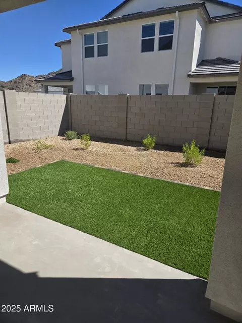 Exterior - 9816 S 11th Pl, Phoenix, AZ 85042 photo 8 of 9