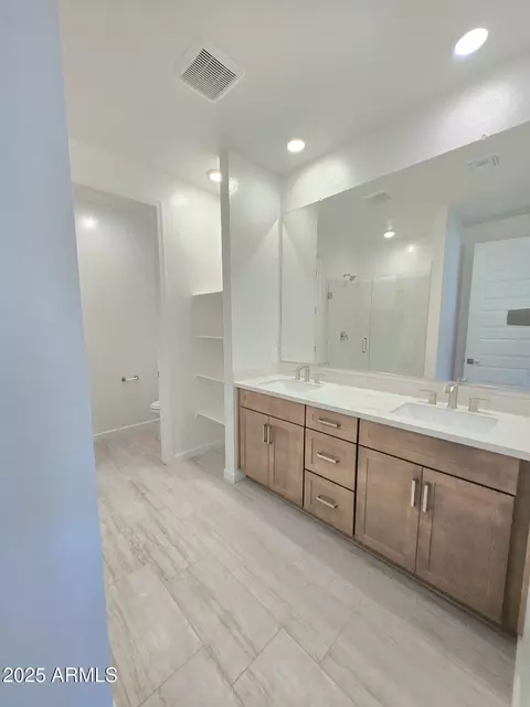 Bath - 9816 S 11th Pl, Phoenix, AZ 85042 photo 4 of 8