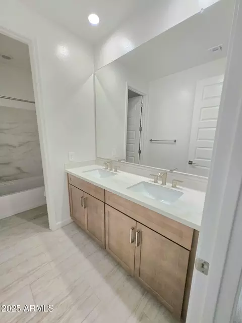 Bath - 9816 S 11th Pl, Phoenix, AZ 85042 photo 7 of 8