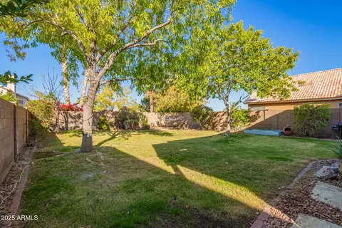 Exterior - 2214 E Wahalla Ln, Phoenix, AZ 85024 photo 3 of 4