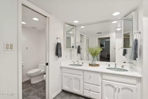 Bath - 3800 E Lincoln Dr #7, Phoenix, AZ 85018 photo 1 of 4