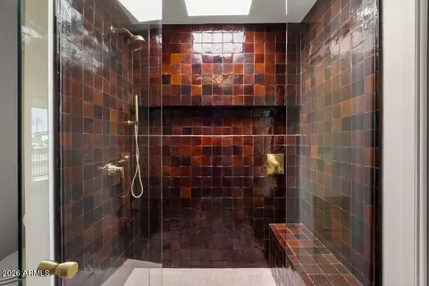 Bath - 4610 N 40th St, Phoenix, AZ 85018 photo 5 of 5