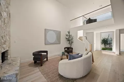Living - 4610 N 40th St, Phoenix, AZ 85018 photo 3 of 3