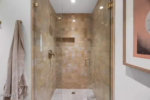 Bath - 4610 N 40th St, Phoenix, AZ 85018 photo 1 of 5