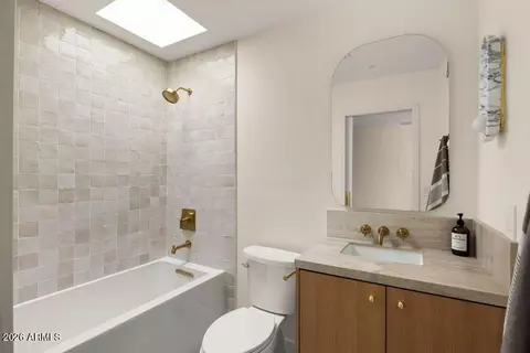 Bath - 4610 N 40th St, Phoenix, AZ 85018 photo 2 of 5