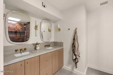 Bath - 4610 N 40th St, Phoenix, AZ 85018 photo 4 of 5