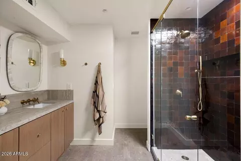 Bath - 4610 N 40th St, Phoenix, AZ 85018 photo 3 of 5