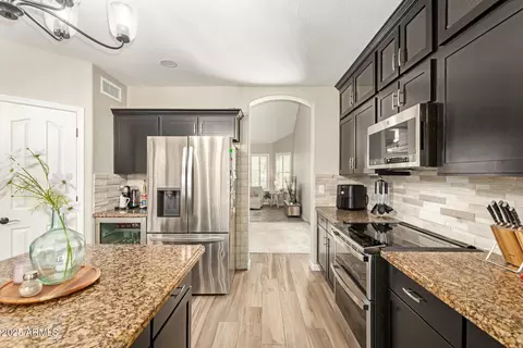 Kitchen - 408 E South Fork Dr, Phoenix, AZ 85048 photo 2 of 4