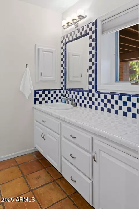 Bath - 5401 E Mariposa St, Phoenix, AZ 85018 photo 5 of 9