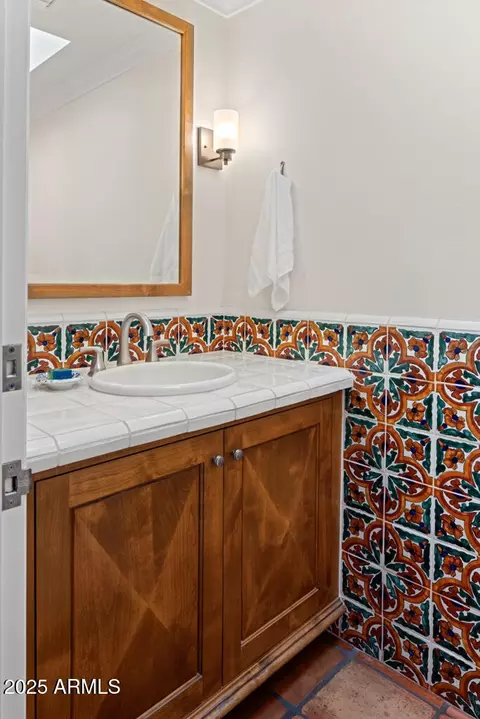 Bath - 5401 E Mariposa St, Phoenix, AZ 85018 photo 1 of 9