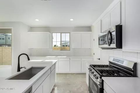 Kitchen - 15611 S 180th Ln, Goodyear, AZ 85338 photo 3 of 4