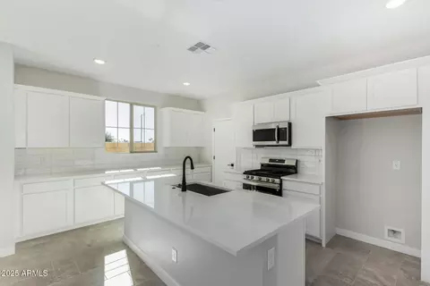 Kitchen - 15611 S 180th Ln, Goodyear, AZ 85338 photo 2 of 4