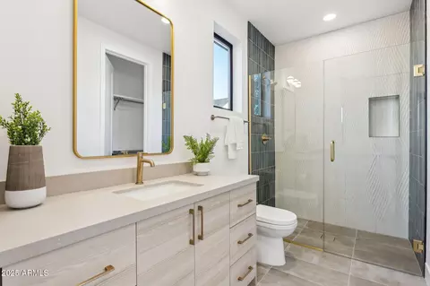 Bath - 6313 N 10th Dr, Phoenix, AZ 85013 photo 5 of 5