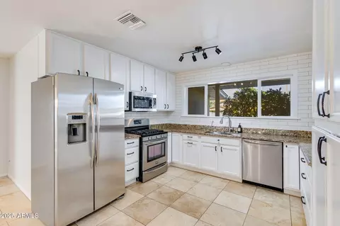 Kitchen - 3961 E Becker Ln, Phoenix, AZ 85028 photo 1 of 4