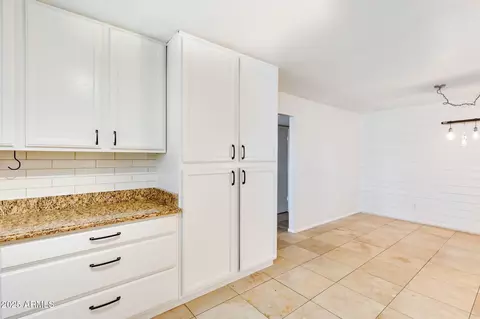 Kitchen - 3961 E Becker Ln, Phoenix, AZ 85028 photo 4 of 4