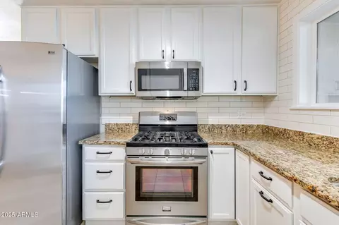 Kitchen - 3961 E Becker Ln, Phoenix, AZ 85028 photo 3 of 4