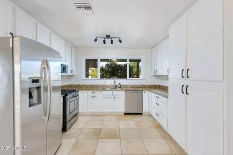 Kitchen - 3961 E Becker Ln, Phoenix, AZ 85028 photo 2 of 4