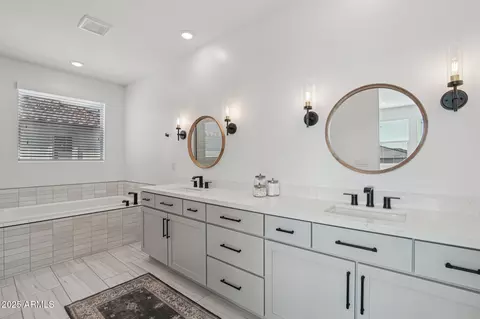 Bath - 6143 E Waller Ln, Phoenix, AZ 85054 photo 3 of 6