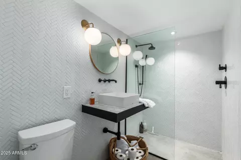 Bath - 3263 E Camelback Rd, Phoenix, AZ 85018 photo 4 of 4