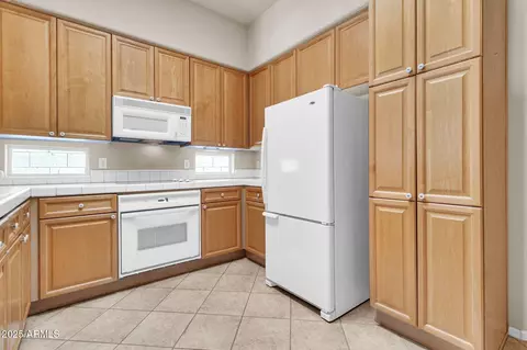 Kitchen - 545 E Krista Way, Tempe, AZ 85284 photo 3 of 4