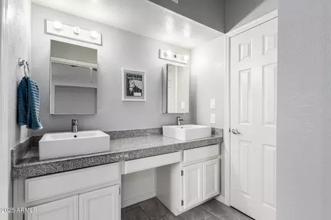 Bath - 6509 N 10th Pl, Phoenix, AZ 85014 photo 3 of 4