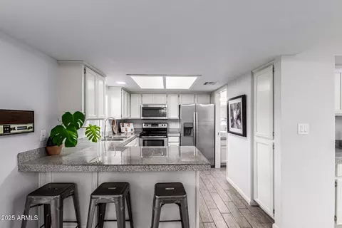 Kitchen - 6509 N 10th Pl, Phoenix, AZ 85014 photo 2 of 2