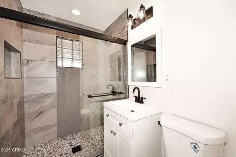 Bath - 1136 Eva St, Phoenix, AZ 85020 photo 1 of 4