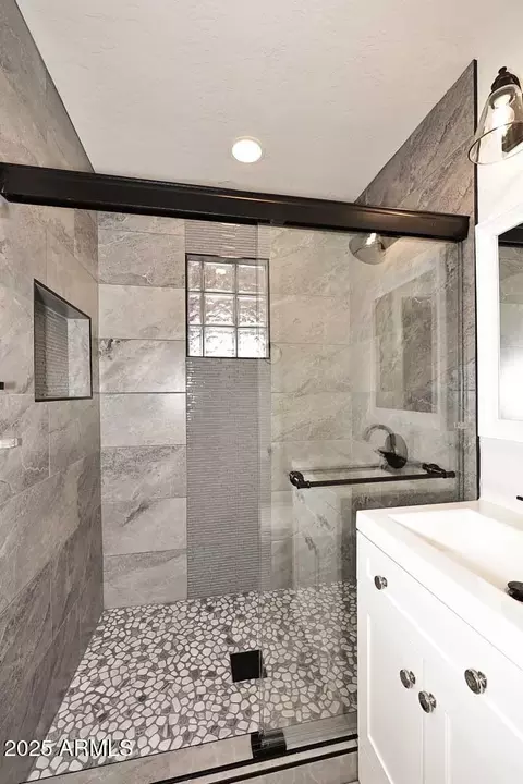 Bath - 1136 Eva St, Phoenix, AZ 85020 photo 2 of 4