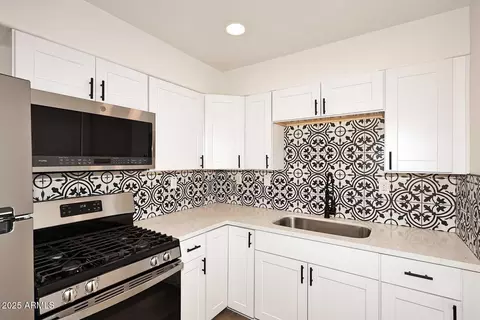 Kitchen - 1136 Eva St, Phoenix, AZ 85020 photo 2 of 3
