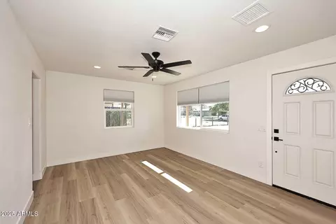 Living - 1136 Eva St, Phoenix, AZ 85020 photo 2 of 2