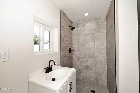 Bath - 1136 Eva St, Phoenix, AZ 85020 photo 3 of 4