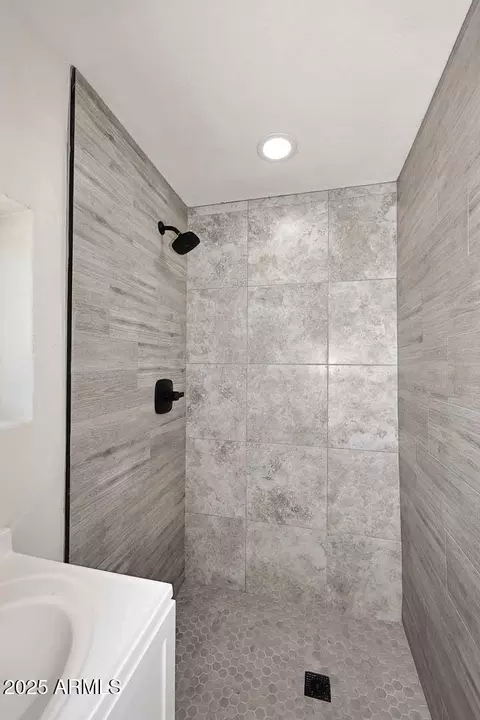 Bath - 1136 Eva St, Phoenix, AZ 85020 photo 4 of 4