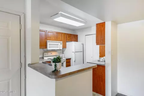 Kitchen - 1880 E Morten Ave #121, Phoenix, AZ 85020 photo 2 of 3