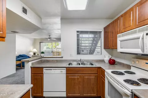 Kitchen - 1880 E Morten Ave #121, Phoenix, AZ 85020 photo 3 of 3