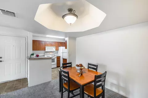 Dining - 1880 E Morten Ave #121, Phoenix, AZ 85020 photo 1 of 2