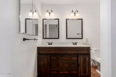 Bath - 4546 E Renee Dr, Phoenix, AZ 85050 photo 2 of 4