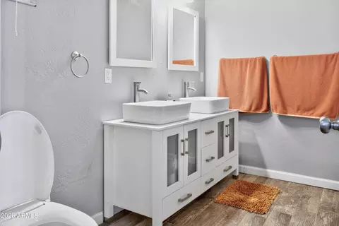 Bath - 2210 E Cambridge Ave, Phoenix, AZ 85006 photo 5 of 6