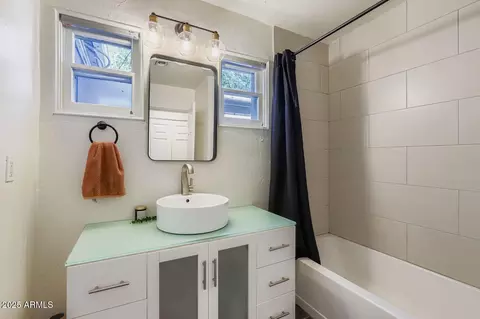 Bath - 2210 E Cambridge Ave, Phoenix, AZ 85006 photo 2 of 6