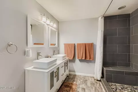 Bath - 2210 E Cambridge Ave, Phoenix, AZ 85006 photo 1 of 6