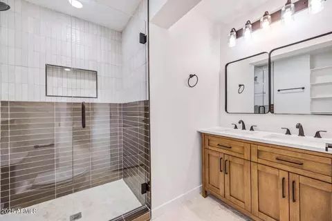 Bath - 1802 E Ardmore Dr, Phoenix, AZ 85042 photo 4 of 5