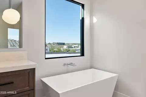 Bath - 628 E Amber Sun Dr, Phoenix, AZ 85085 photo 5 of 6